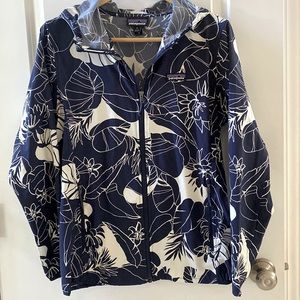 Patagonia Bajadas light jacket with hood, navy Blue and Cream. Size Medium.